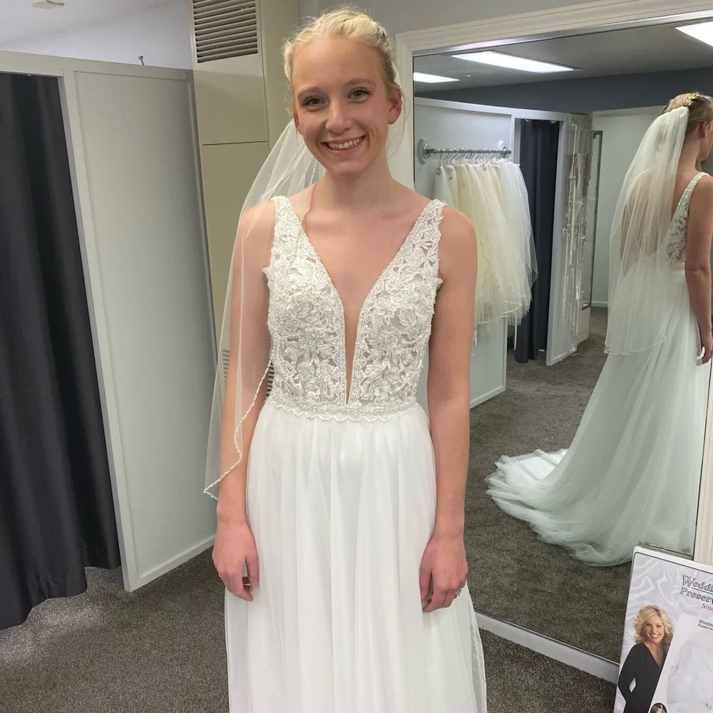 Brand new Mori Lee Wedding Dress - Picture 4 of 6